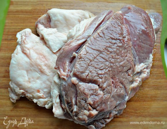 Начнём с приготовления фарша. Возьмём кусок достаточно жирной баранины.