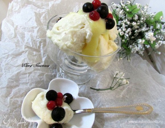 Перед подачей мороженое достать из морозилки и дать ему немного постоять при комнатной температуре. Подавать со свежей ягодой, орехами. Я полила лимонным курдом. Очень вкусно!
Приятного аппетита!