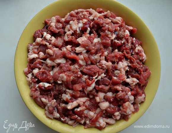 Мясо необходимо нарезать мелкими кусочками. Если баранина недостаточно жирная, то лучше добавить грамм 100 мелко рубленного курдючного жира. 