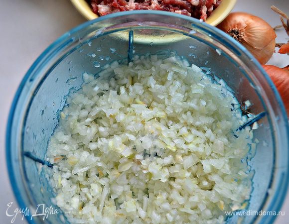 Измельчить лук.