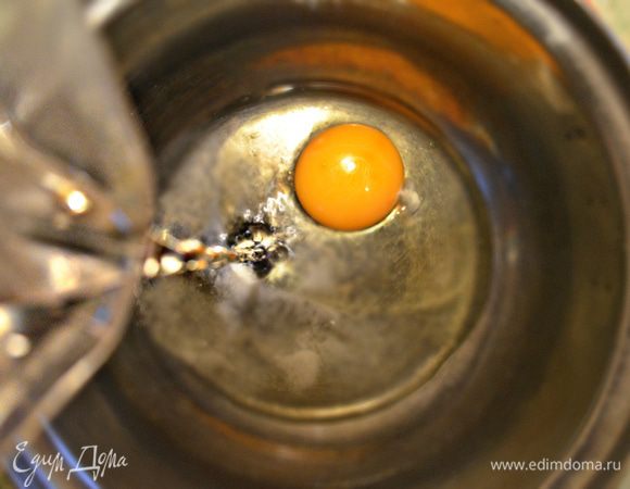 Для теста в миске смешиваем муку с яйцом, добавляем воду, немного подсаливаем и замешиваем тесто.