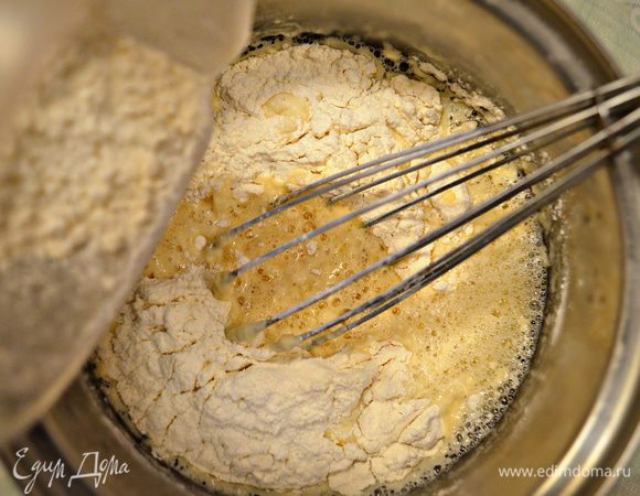 Нужно добиться, чтобы тесто для бууз было крутым и одновременно эластичным, так как важно удержать в процессе варки мясной бульон (сок). Когда тесто достигает нужной консистенции и перестаёт липнуть к рукам мы его убираем на полчаса в миску и накрываем чистым полотенцем, чтобы тесто «отдохнуло и при этом не подсохло.