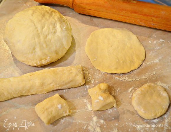 Из готового теста формируем колбаски. Нарезаем на кусочки и раскатываем достаточно тонко тесто на кружки. Середину каждого кружка делаем более толстой, а края по-тоньше. 