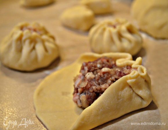 В центр каждого кружка выкладываем фарш.