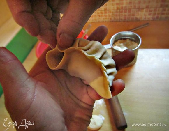 Существуют различные виды формовки бууз, я предлагаю вам классическую. В магазинах продаются готовые буузы в виде шариков, в ресторане встречала буузы в виде вареника, но только с защипами, как у бууз (на фото шеф-повар показывал мне, как это делается).