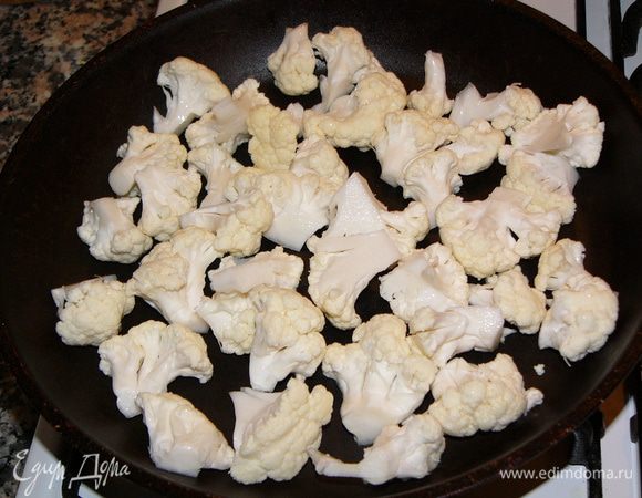 Вот так, с минимумом ингредиентов, приготовим чудесную закуску. 

Цветную капусту разрезаем на соцветия, моем, слегка просушиваем бумажным полотенцем. Теперь секретик. Выкладываем капусту на горячую сухую сковороду.