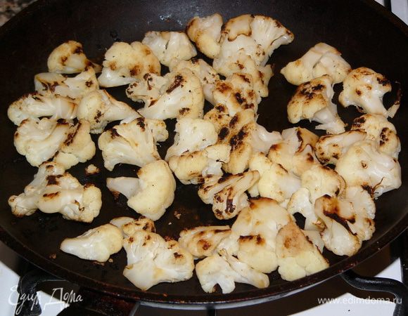 Обжариваем капусту под крышкой на среднем огне примерно 10 минут, периодически встряхивая сковороду. Капуста становится мягче, но приятно похрустывает. Должна получиться вот такая "картина". 