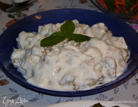 Перекладываем капусту в тарелку, оставляем остывать. Тем временем готовим заправку из йогурта, измельченного чеснока и соли. Хорошо, если получится дать настояться йогурту с чесноком какое-то время в холодильнике. Смешиваем капусту с йогуртом и подаем. Можно полить немного сверху оливковым маслом.