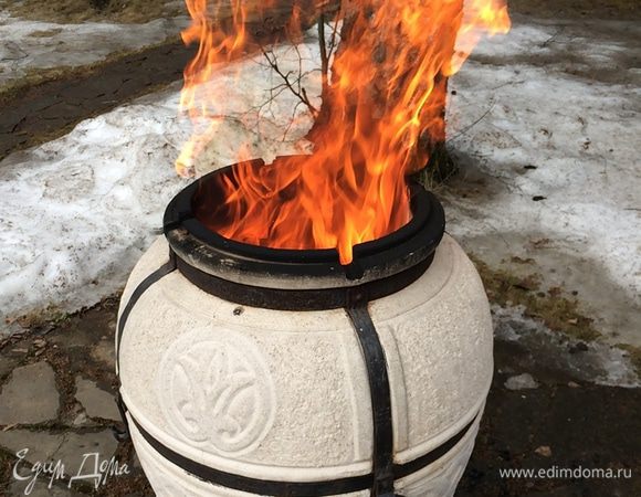 Начинаем растапливать тандыр. Дрова березовые кладем по горлышко.