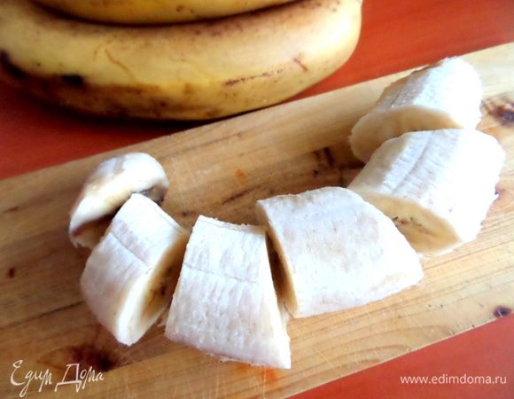 Банан разрезать на кусочки.
