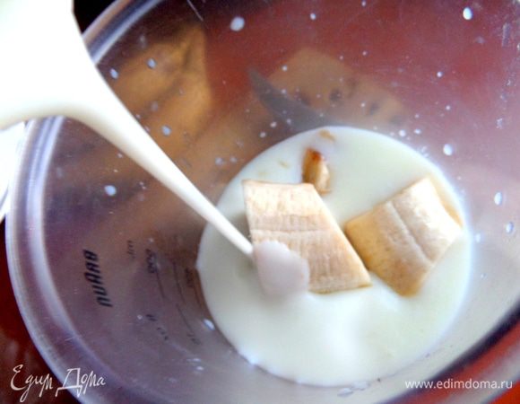 Залить кефиром или простоквашей.