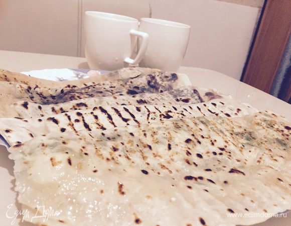 Турецкие лепешки-гезлиме подаются на стол горячими, сразу же после приготовления. В качестве начинки можно использовать сахар с корицей, шоколад, мясной фарш с зеленью и т.д. Приятного аппетита!