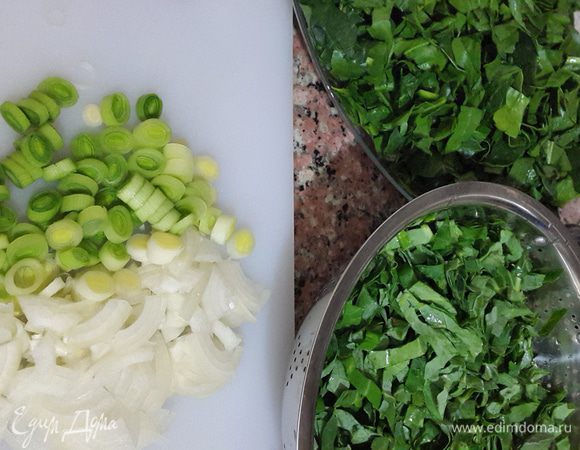 Шпинат и капусту перебираем, моем и режем соломкой шириной 1-1,5 см

Репчатый лук режем на четверть кольца, лук-порей - кружочками.