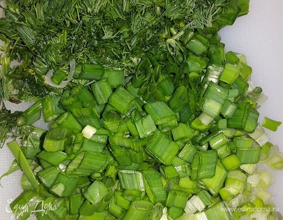 Зеленый лук и укроп мелко режем.