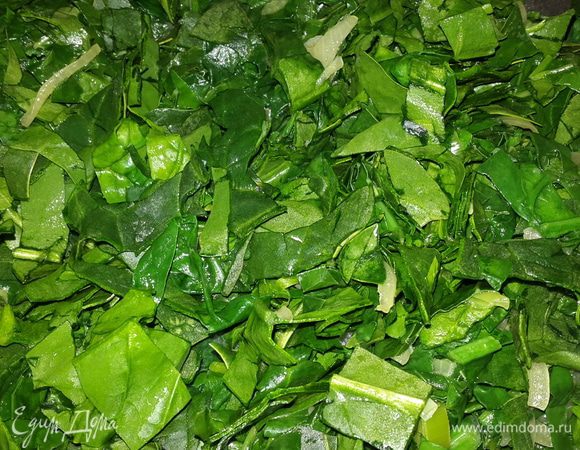 Далее частями добавляем шпинат, т.к. он очень объемный и сразу весь не поместится в сковороде. Перемешиваем, тушим до мягкости.