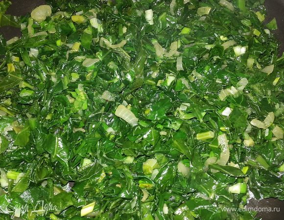 Когда капуста со шпинатом станут мягкими, добавляем зелень, солим, перчим, перемешиваем и выключаем огонь, даем остыть.