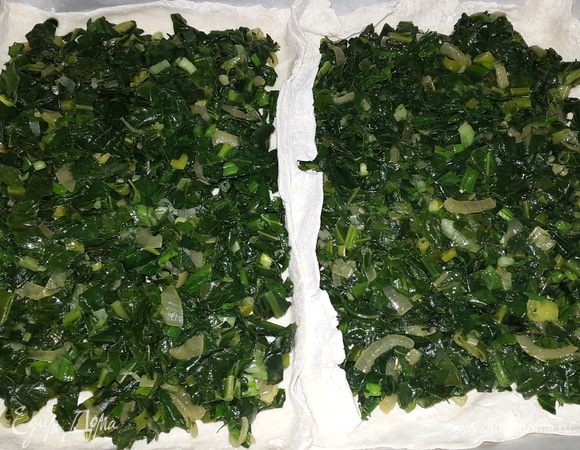 Противень застилаем бумагой для выпечки. Раскатываем 2 пласта теста и выкладываем на противень. Сверху щедро распределяем начинку.