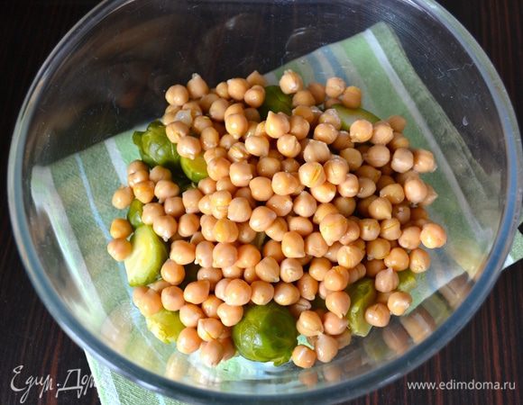 Консервированный нут промыть (можно конечно же отварить нут самостоятельно, просто в этом случае время приготовления салата значительно увеличится). Выложить нут в миску с капустой.