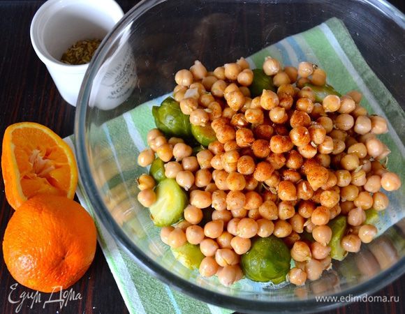 Сбрызнуть салат оливковым маслом и соком апельсина. Добавить паприку и посолить по вкусу.
