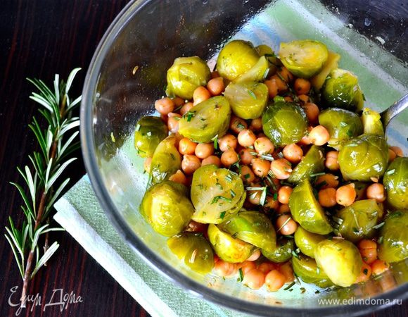 Измельчить "иголочки" розмарина и добавить в митску вместе с кумином (зира). Все перемешать и оставить мариноваться на минимум 30 минут.