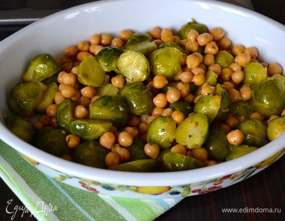 Духовку разогреть до 200°C. В жаропрочную форму выложить салат.