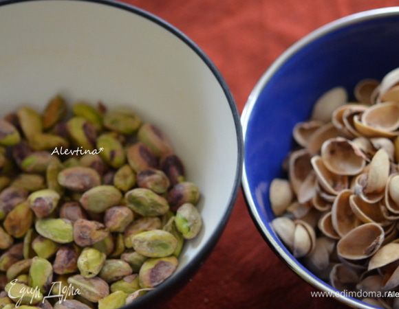 Очистить фисташки от скорлупы и измельчить.

