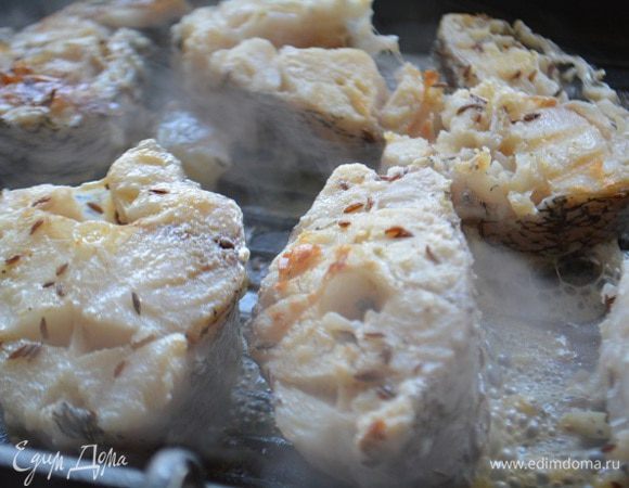 Обвалять рыбу в муке (я забыла про этот этап второпях) и обжарить с двух сторон до готовности.