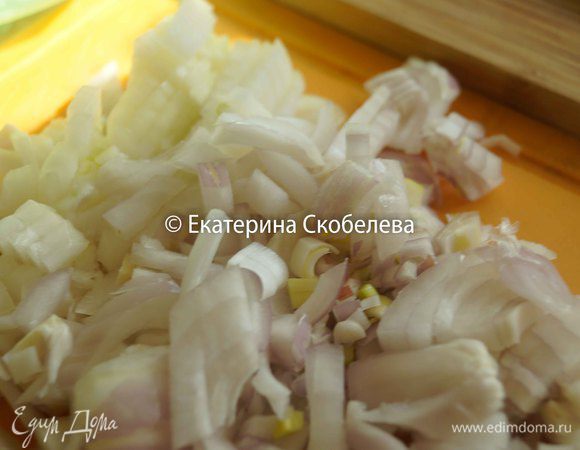 Мелко нарезать лук.