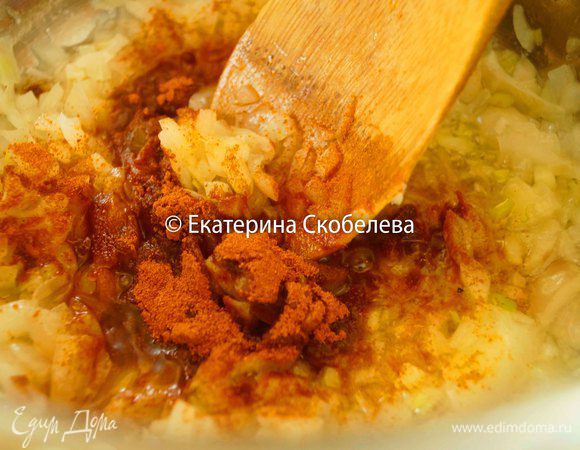 К готовому луку добавить паприку, перемешать и дать немного пропитаться.