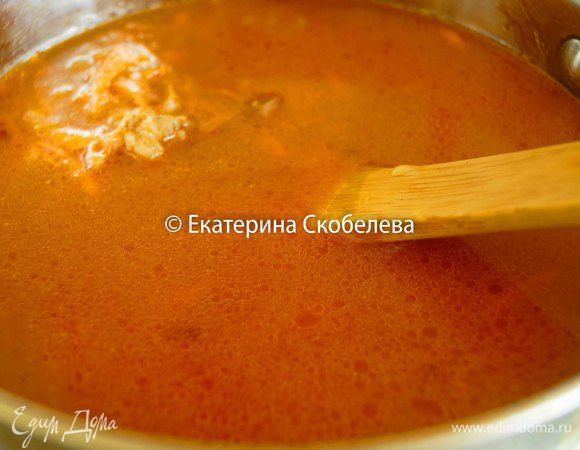 Залить 1,5 л кипящей воды, закрыть крышкой и варить на медленном огне 1 час.