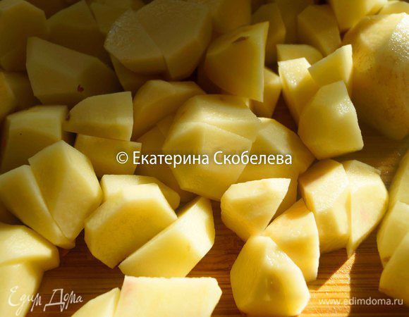 Затем добавить базилик, посолить и перемешать. Оставить еще минут на 5. Затем добавить тмин, мускатный орех, острый красный перец. Перемешать. Картофель нарезать крупными кусочками, по размеру, примерно, такие же как и мясо. 