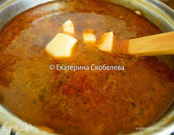 Добавить в суп-гуляш. Варить до мягкости картофеля, то есть еще 20-30 минут. Подавать к столу горячим. Приятного аппетита!