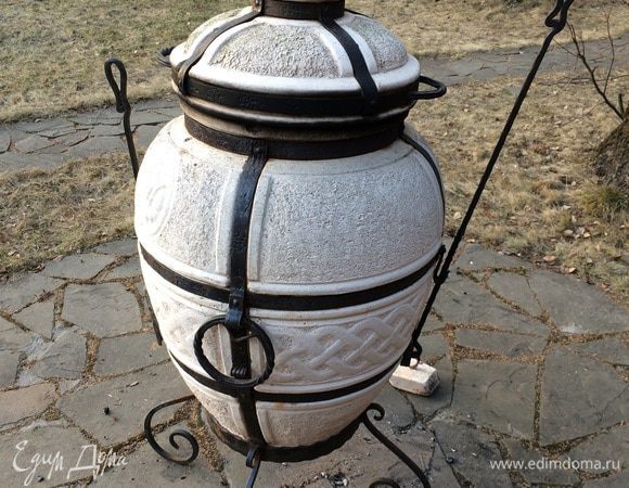 Дрова в тандыре прогорели и он стал внутри белым. Помещаем наши заготовки на специальном кольце в тандыр, закрываем его крышкой и ставим таймер на 50 мин.