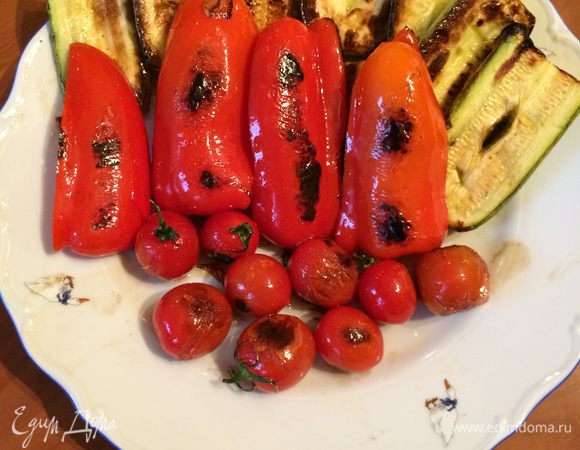 По прошествии времени поднимаем крышку тандыра и достаем шампуры с фазаном и овощами. Раскладываем на блюдо и начинаем пробовать, что у нас получилось.