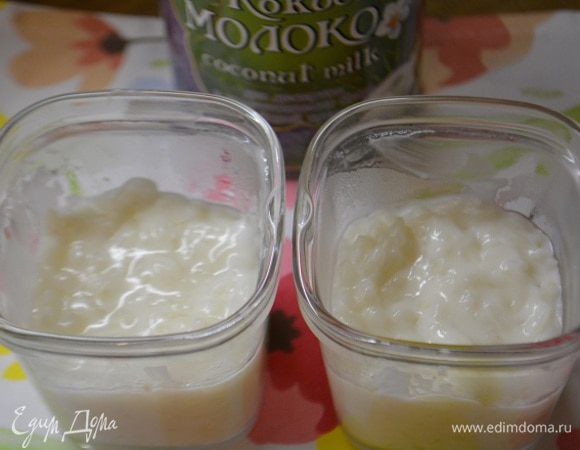 Здесь все предельно просто: в сотейник налить воду, всыпать рис и 1 ст.л сахара, довести все до кипения. Добавить кокосовое молоко и варить 25-30 минут на медленном огне. Немного остудить и разложить по креманкам.