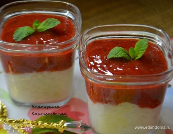 Клубнику, если замороженная, разморозить и слить сок. Выложить клубнику в блендер, добавить листики мяты и сахар по вкусу. Взбить. Разлить по креманкам.
И можно подавать.