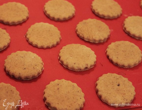 Охлажденное тесто нарезать кружочками толщиной 2-3 см и выпекать в разогретой до 180°C духовке 15 минут (до золотистого цвета).
Готовое печенье остудить на решетке минут 10-15 и обвалять в сахарной пудре.
