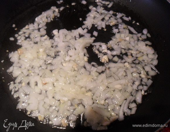 Лук и чеснок обжарить на сковороде на оливковом масле.