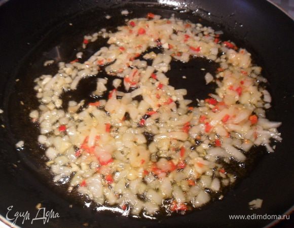 Добавить перец к луку с чесноком.