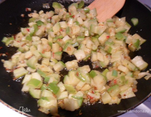 Добавить цукини, нарезанный кубиками. Посолить, поперчить. Добавить травы. (у меня сухие)