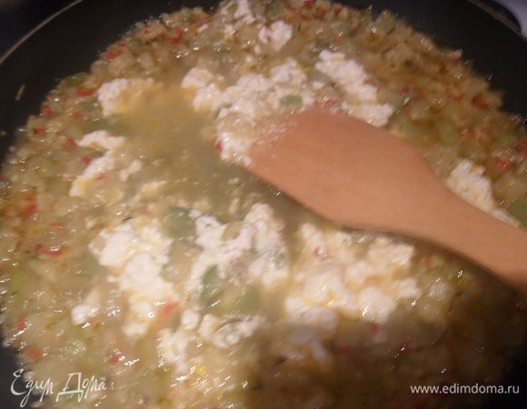 Добавить размятый вилкой сыр и загустить крахмалом. 