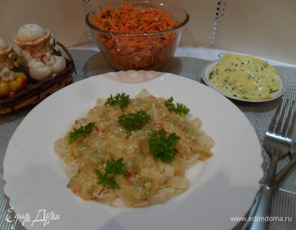 Сварить пасту как написано на упаковке. Полить овощным соусом и подавать. Приятного аппетита!