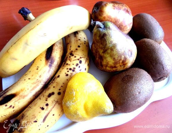 Фрукты вполне подойдут переспелые, которые уже нужно "спасать"!