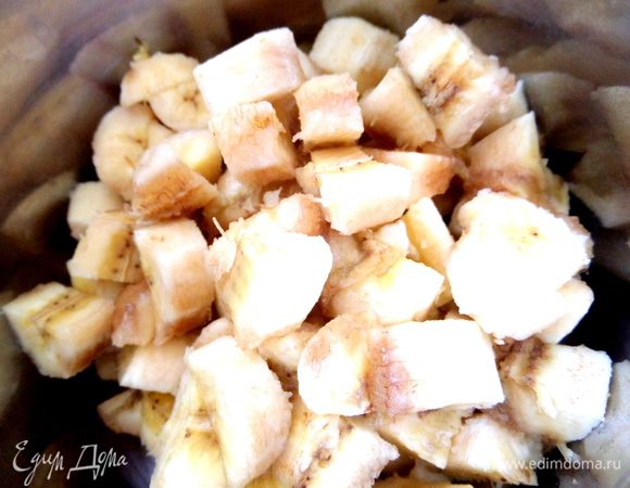 Бананы поделить на кусочки и сбрызнуть лимонным соком.