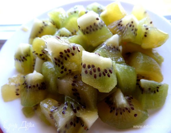 Киви очистить и разрезать на кубики.