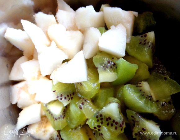Грушу тоже очистить и покрошить мелко.
