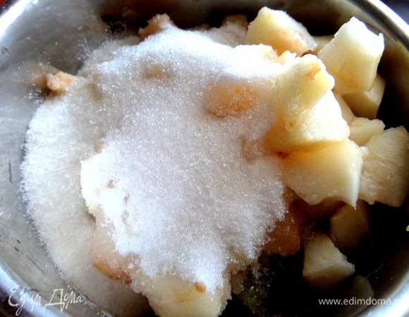 В кастрюле с толстым дном засыпаем фрукты сахаром (можно и 200 гр, но мне хватило 150 гр) и ставим на маленький огонь, помешивая. Фрукты должны постоянно находиться в сиропе.