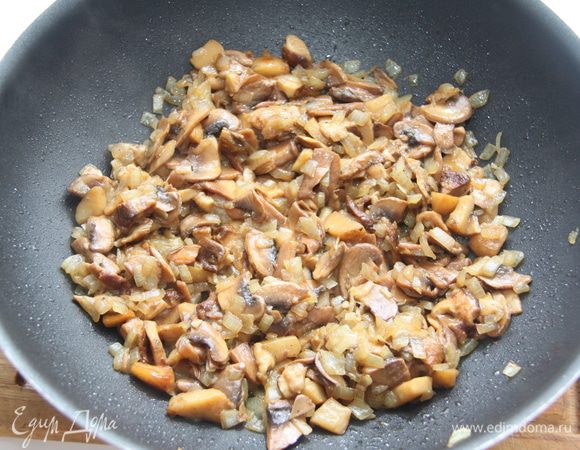 Лесные грибы (у меня были замороженные) порубить на кусочки среднего размера, обжарить на сковороде минут десять, затем добавить лучок, обжарить ещё десять минут. Слегка посолить, поперчить.