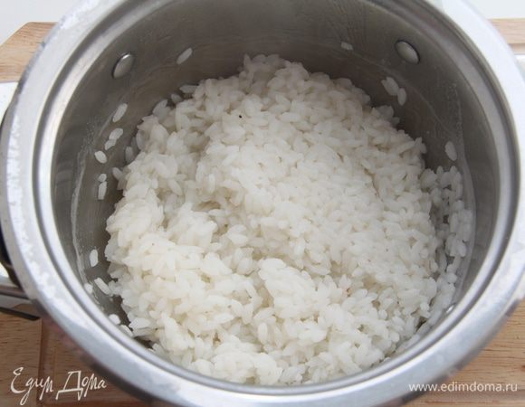Рис отварить до готовности, воду слить.