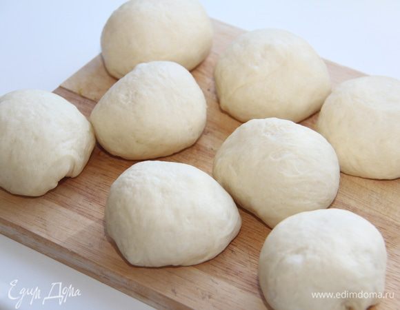 Вообще-то осетинские пироги - это не пирожки. Но можно приготовить и мини-пироги, тогда делим тесто на 8 кусочков.